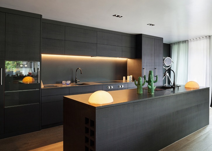 طراحی ساده کابینت های مدرن مشکی در آشپزخانه مدرن