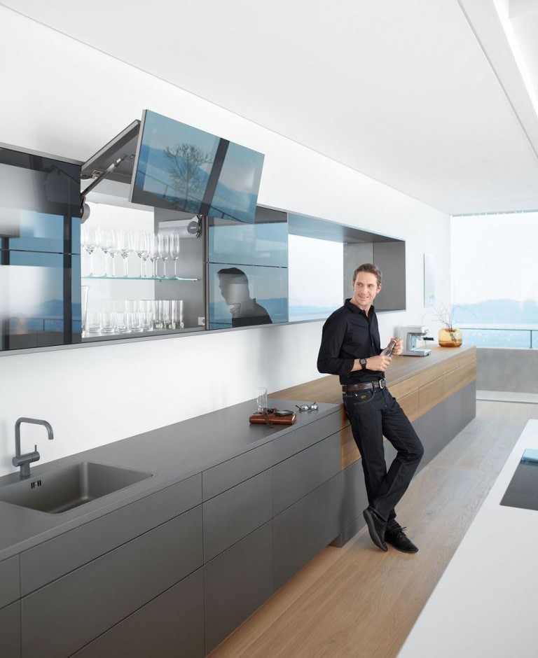کابینت مدرن با درب شیشه ای در دکوراسیون آشپزخانه