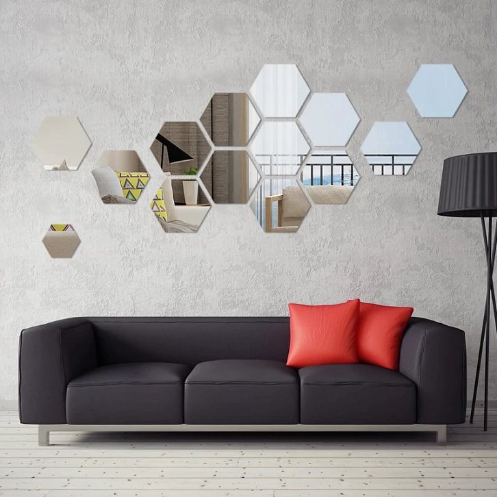 دیزاین دیوار با آینه دکوراتیو شش ضلعی در فضای نشیمن