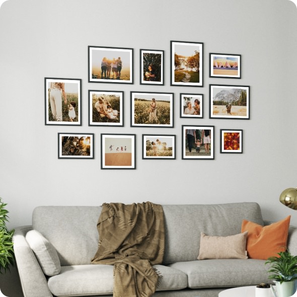 دیزاین دیوار با قاب عکس های خانوادگی که با الگو خاص چیدمان شده اند
