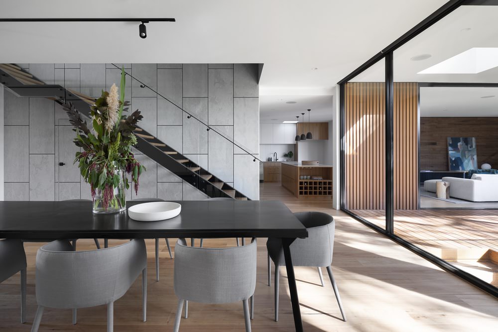 دکوراسیون داخلی مدرن خانه و ناهار خوری با شیشه و بتن و چوب