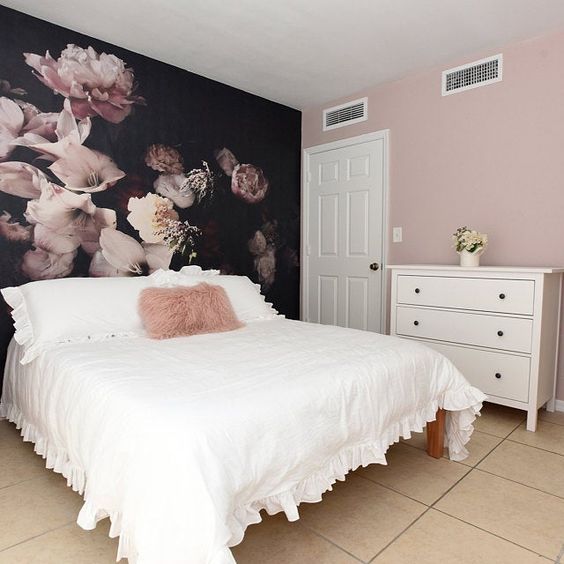 طرح کاغذ دیواری درشت اتاق خواب که پشت دیوار تخت نصب شده است