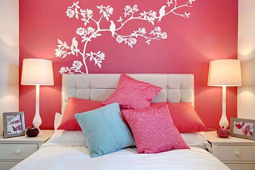 پوستر و کاغذ دیواری تاکیدی اتاق خواب با رنگ گرم صورتی