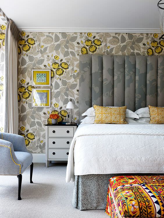 اتاق خواب با کاغذ دیواری طوسی و زرد