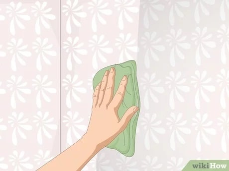 پاک کردن گرد و غبار کاغذ دیواری با دستمال