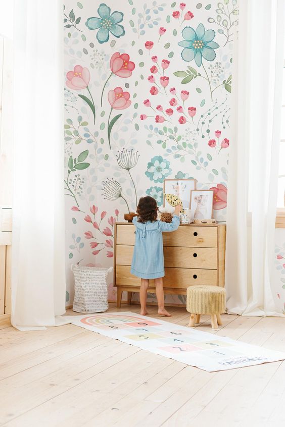 کاغذ دیواری اتاق کودک دختر با طرح گل و رنگ آبی و صورتی