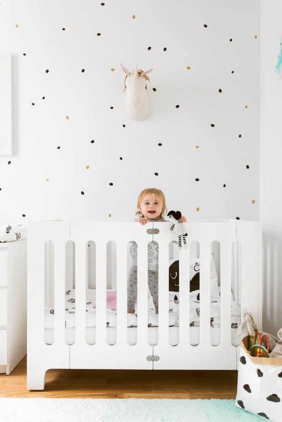 کاغذ دیواری اتاق نوزاد با طرح خال خالی و رنگ سفید