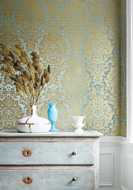 کاغذ دیواری پذیرایی با طرح کلاسیک و رنگ آبی و طلایی