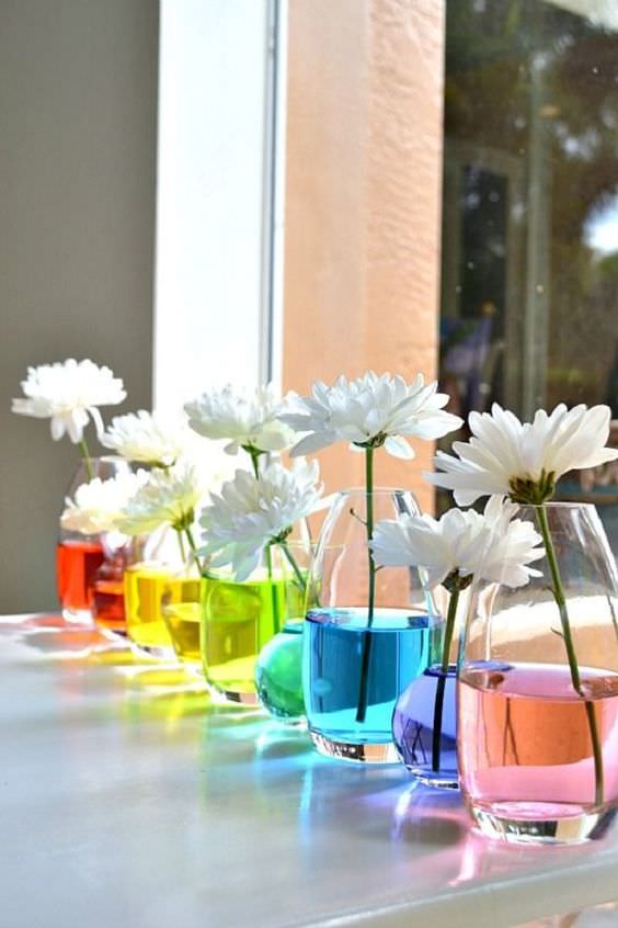 تزئین گلدان های شیشه با آب رنگی و گل های مصنوعی سفید