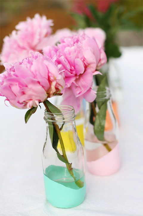 تزئین ظرف های شیشه ای رنگ شده با گل مصنوعی صورتی