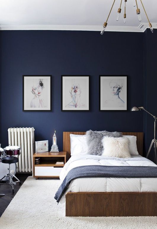 اتاق خوابی با دیوار های آبی و تخت قهوه ای