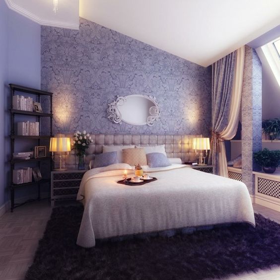 اتاق خواب با دیوار هایی به رنگ بنفش روشن