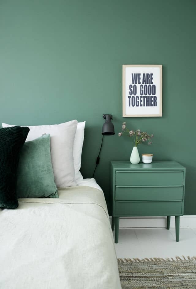 دکوراسیون سبز مونوکروماتیک اتاق خواب که در آن دیوار، پاتختی و کوسن تخت سبز است