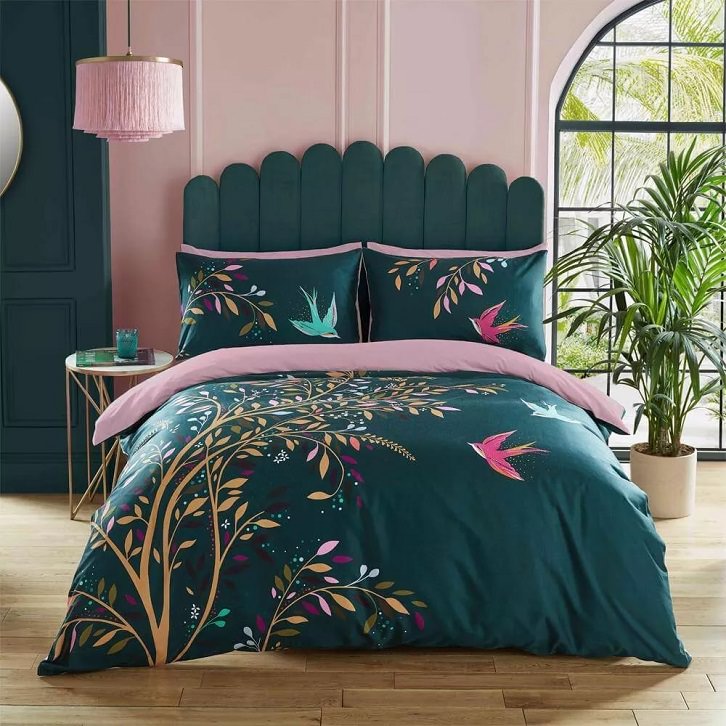رنگ روتختی سبز آبی با طرح گل و پرنده که با دیوار تاکیدی صورتی اتاق در تضاد است