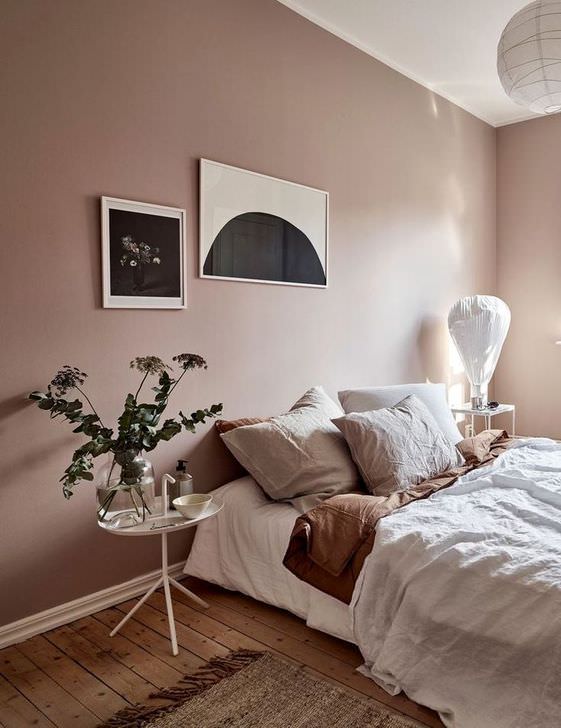 دکوراسیون صورتی و قهوه ای اتاق خواب که دیوارهای آن به رنگ صورتی و کفپوش آن به رنگ قهوه ای است