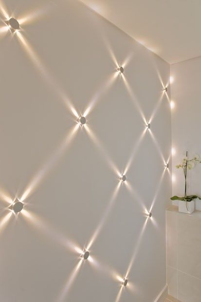 نور پردازی نقطه ای در دیوار پزیرایی مدرن