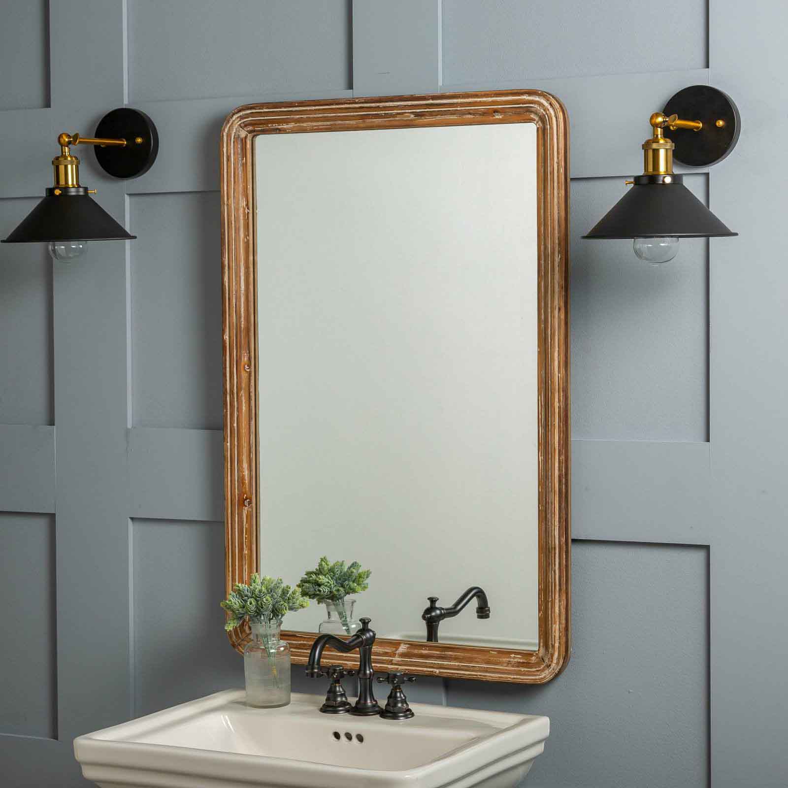 تزیین دیوار دستشویی با آینه کلاسیک با قاب چوبی ظریف کاری شده