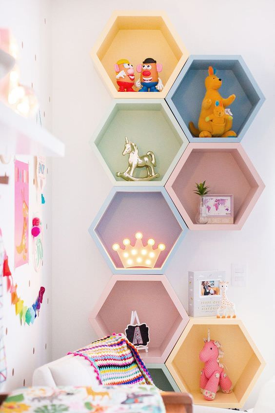 تزیین دیوار اتاق کودک با نصب شلف های دیوار شش ضلعی یا لانه زنبوری