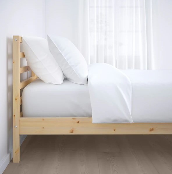 تخت خواب ساخته شده از چوب کاج