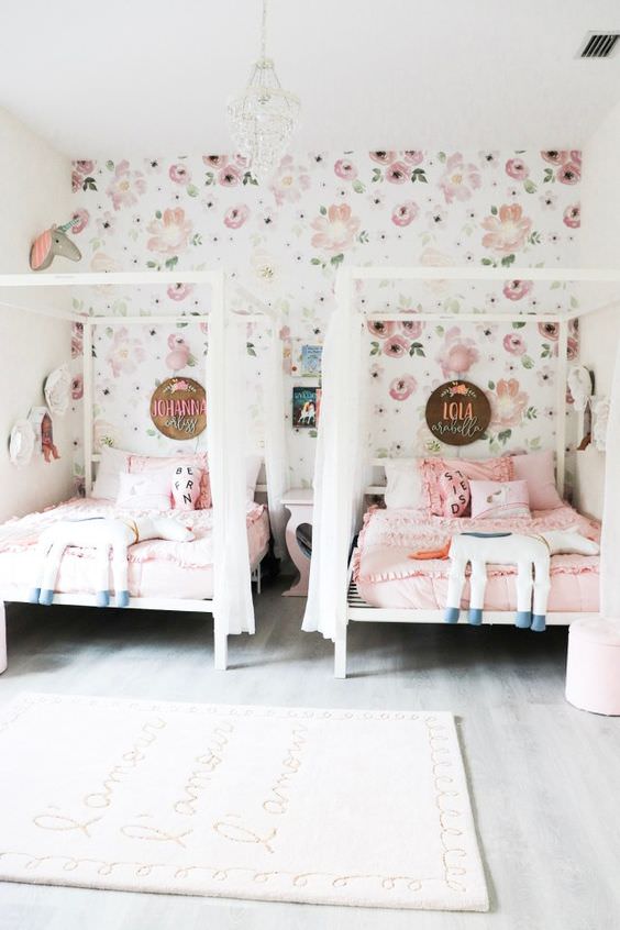 اتاق خواب مشترک دو دختر با دو تخت جدا سفید