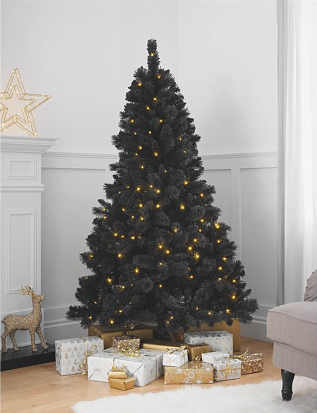 تزیین درخت کریسمس با نصب ریسه ال ای دی زرد و چیدمان کادوها زیر آن