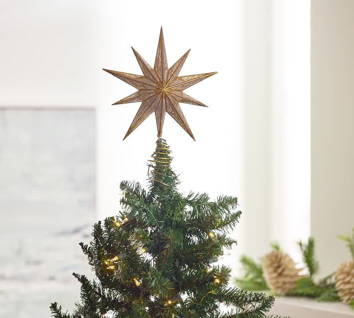 تزیین درخت کریسمس با ستاره مخصوص بالای درخت