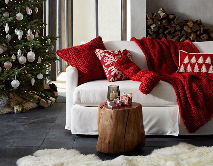 تزیین کریسمس در نشیمن خانه با پهن کردن فرش پرز بلند و کوسن و شال بفاتنی قرمز