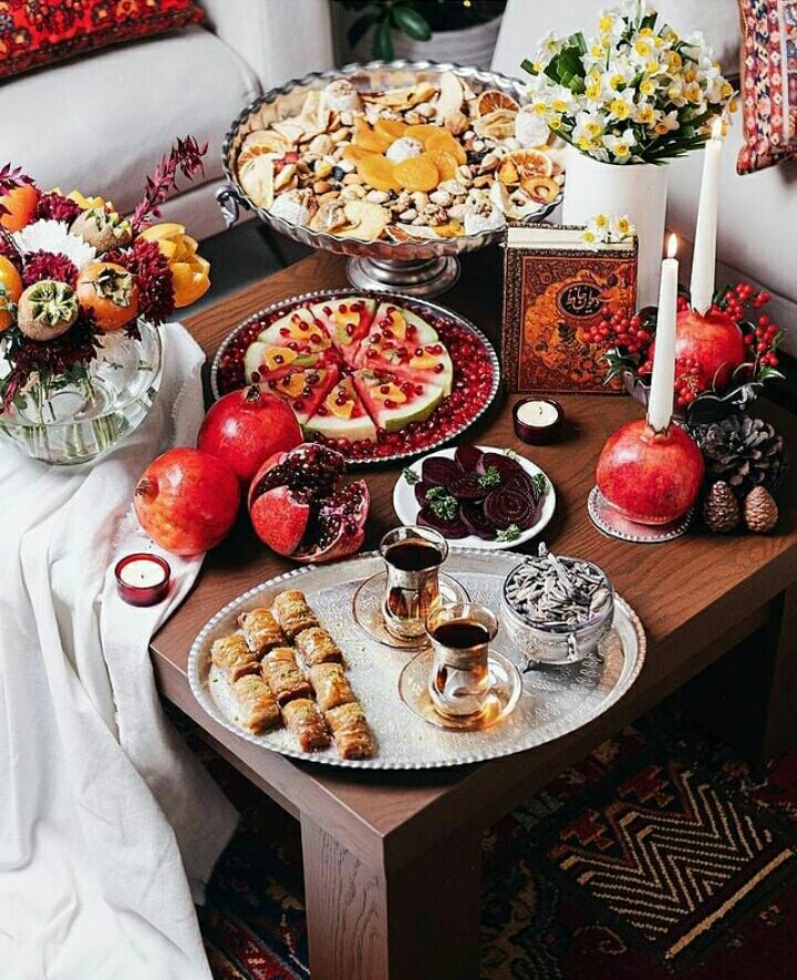 چیدمان میز شب یلدا شیک و زیبا با انار و هندوانه و آجیل