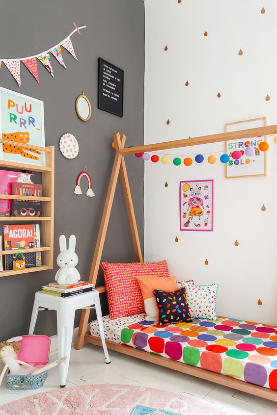 دکوراسیون اتاق کودک دختر رنگارنگ با تخت چادری و دیوار تاکیدی طوسی و ریسه رنگی