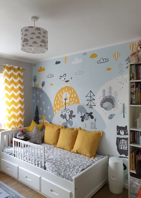 دکوراسیون اتاق کودک پسر آبی زرد با پوستر دیواری و کوسن های زرد
