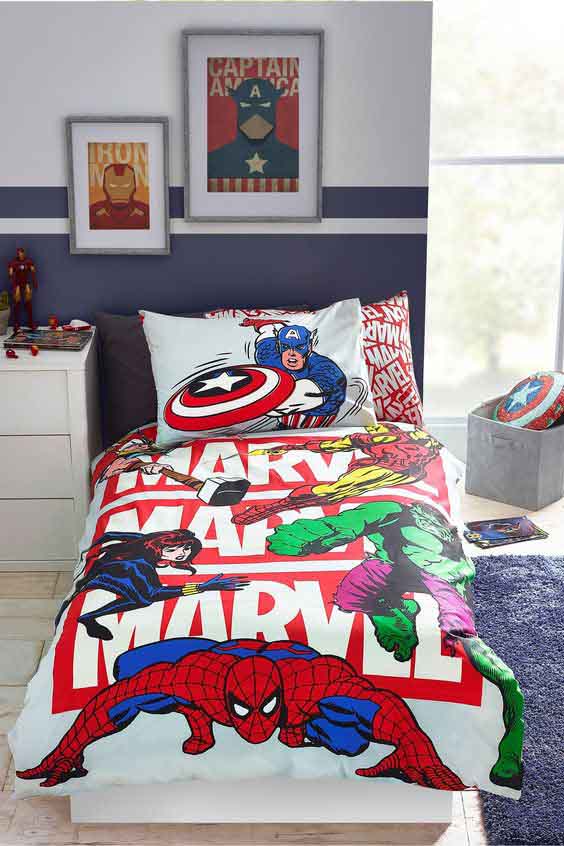 دکوراسیون اتاق خواب کودک پسر آبی قرمز با تم کارتونی روی روتختی و تابلوهای دکوری