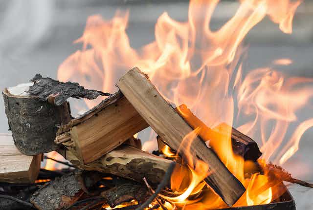 تغذیه عنصر آتش از چوب در نظریه عناصر فنگ شویی