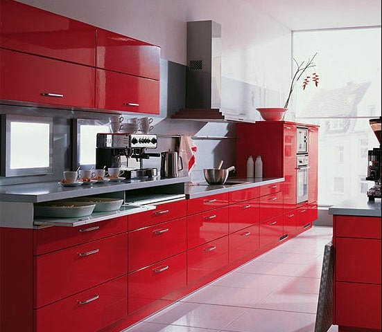 طراحی آشپزخانه مدرن و شیک باکابینت های گلاس قرمز و بین کابینتی طوسی
