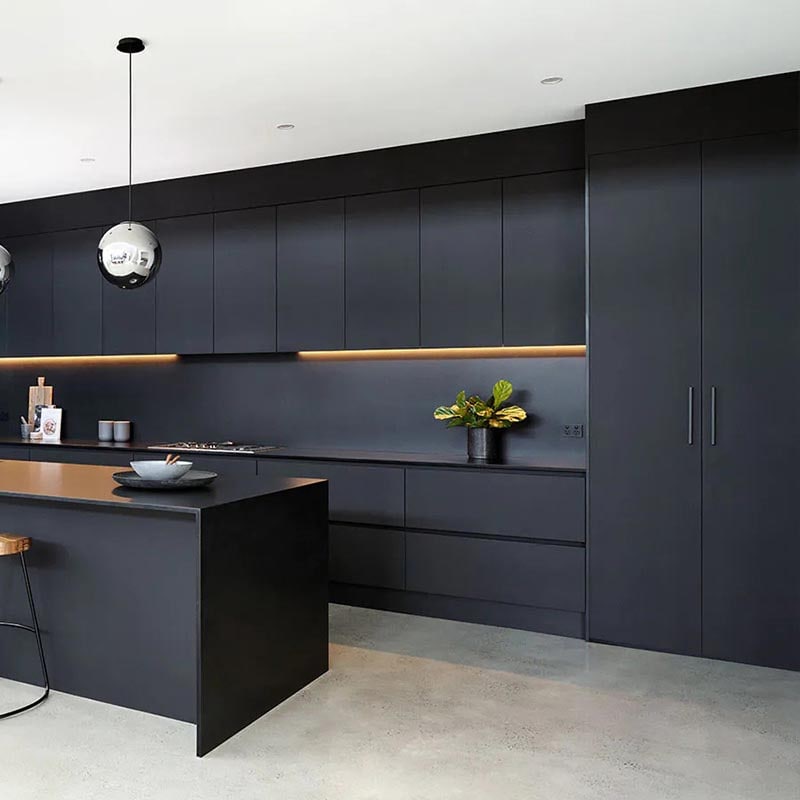 طراحی آشپزخانه مدرن و شیک با کابینت و بین کابینتی مشکی و نور ال ای دی زیر کابینتی