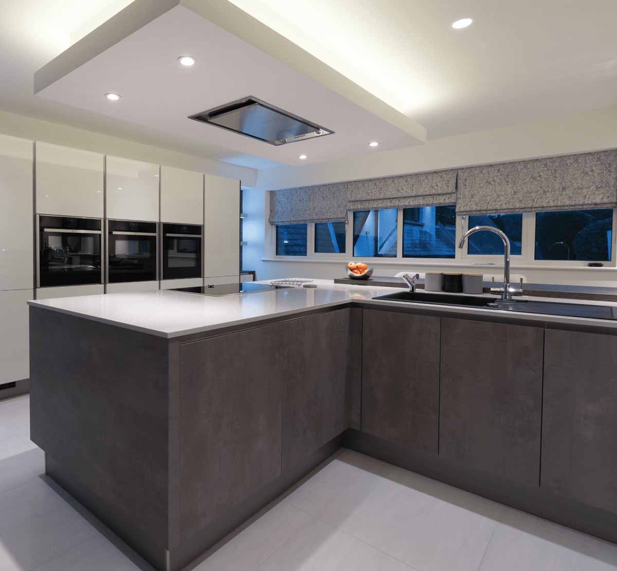 طراحی آشپزخانه مدرن و شیک با کابینت سفید و تیره و کناف سقف ساده و چارغ توکار و نور مخفی