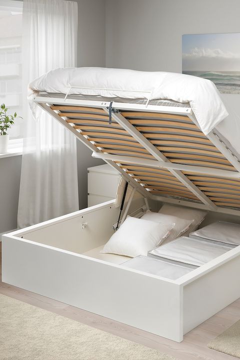 دکوراسیون اتاق خواب کوچک دونفره با تخت خواب جک دار چوبی سفید