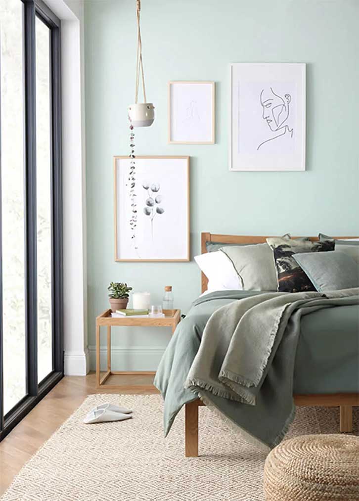 رنگ اتاق خواب آبی و قهوه ای با دیوار آبی روشن و مبلمان چوبی