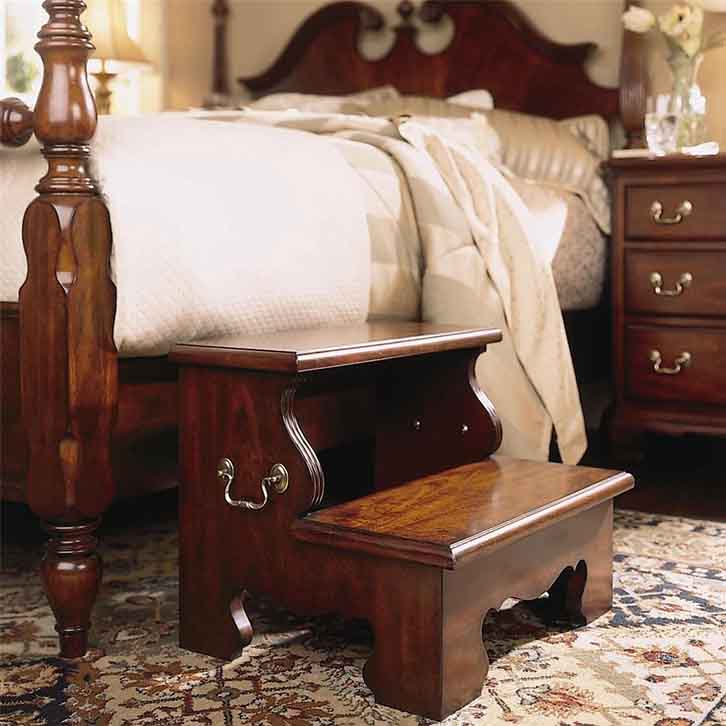 تخت خواب کلاسیک با پله مخصوص چوبی