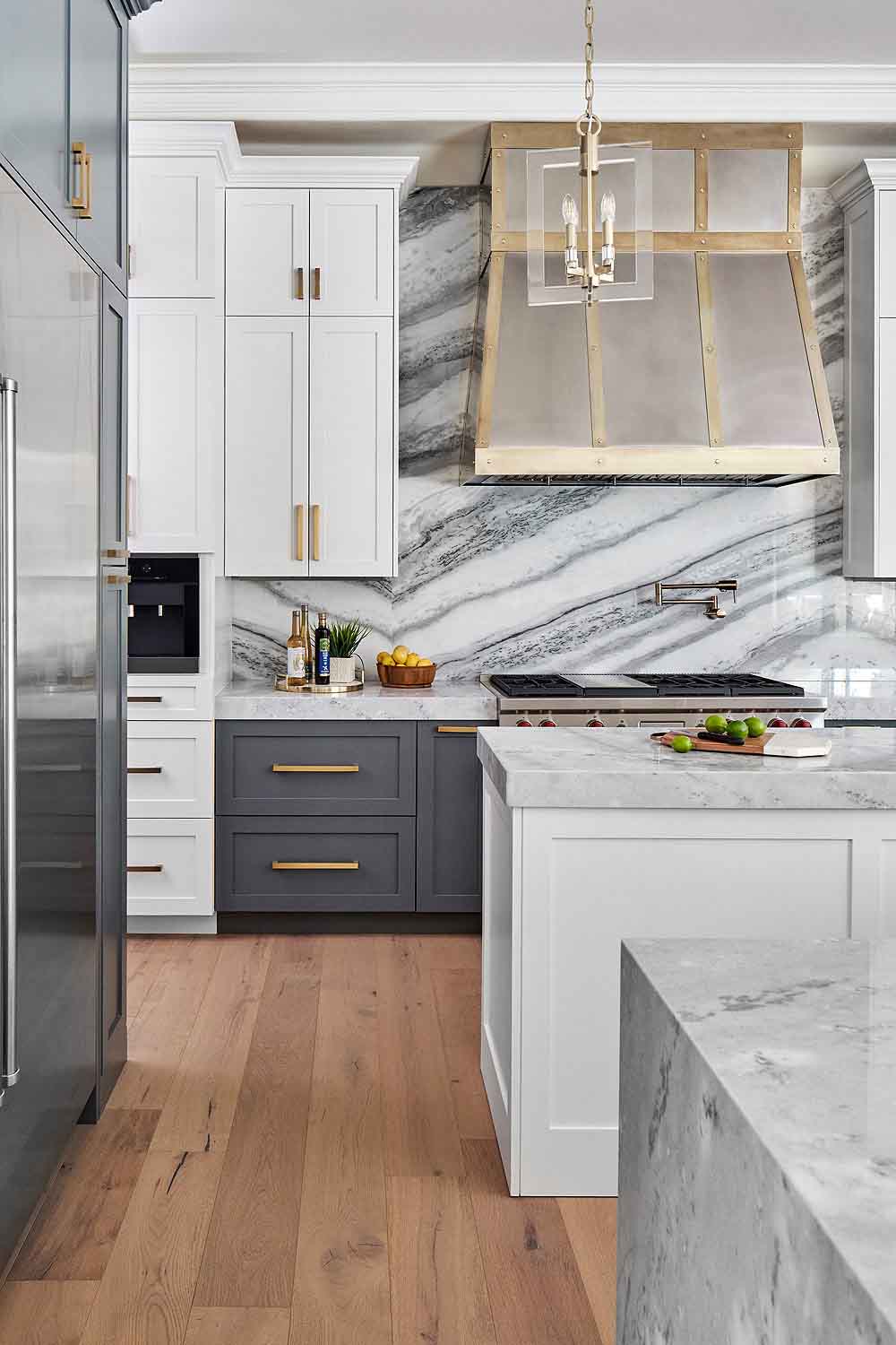 کابینت سفید طوسی مات در آشپزخانه نئوکلاسیک با بین کابینتی و روکابینتی طرح مرمر سفید طوسی