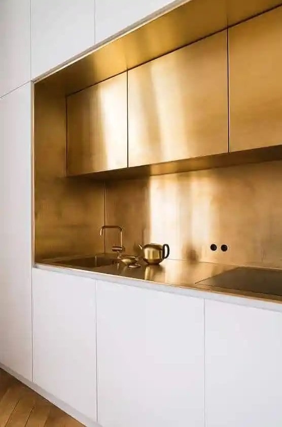 کابینت سفید طلایی مات در آشپزخانه مدرن با شیرآلات و سینک طلایی