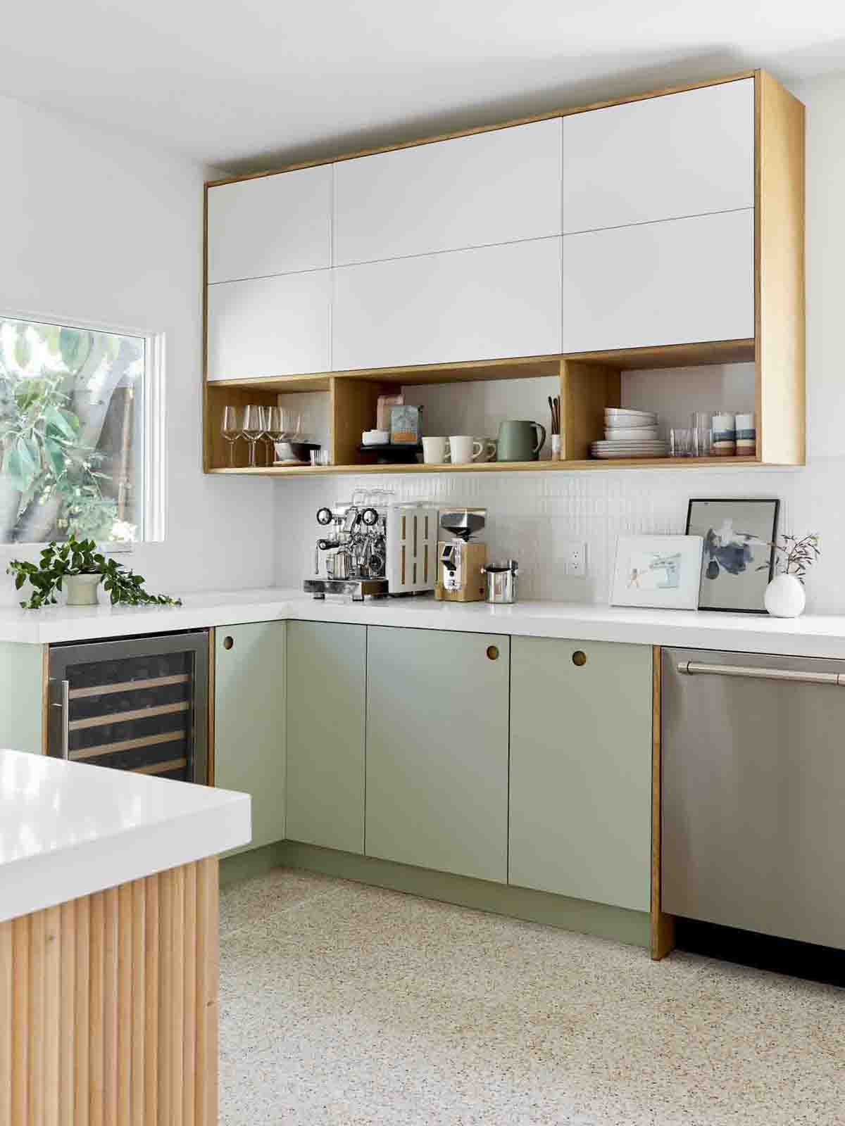 کابینت سبز و سفید ام دی اف مات در آشپزخانه مدرن با بین کابینتی سفید