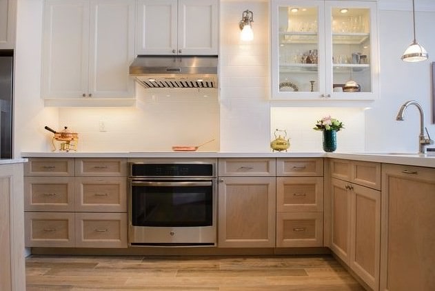 کابینت سفید و رنگ چوب روشن مات در آشپزخانه نئوکلاسیک