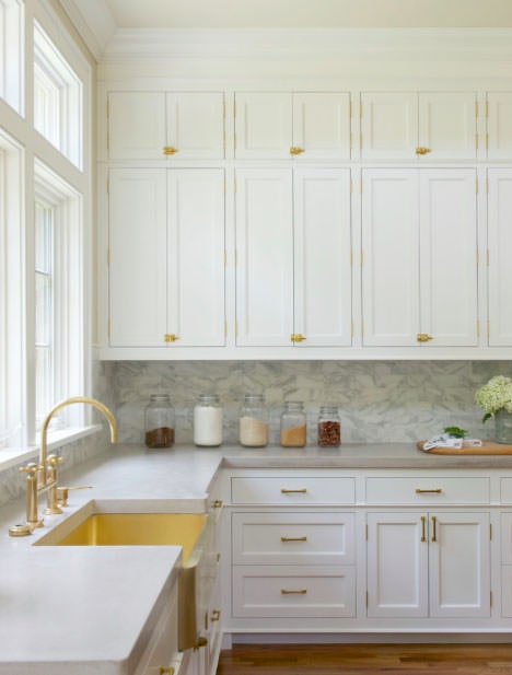 کابینت سفید طلایی مات در آشپزخانه نئوکلاسیک با دستگیره و شیرآلات طلایی