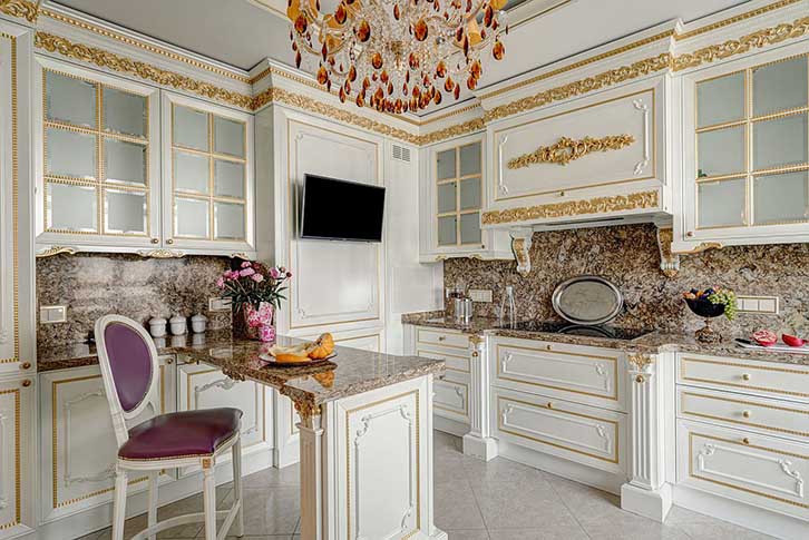 کابینت سفید طلایی مات در آشپزخانه کلاسیک با بین دیواری سنگی