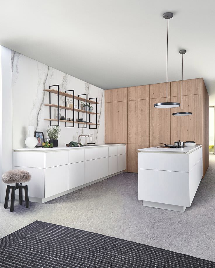 کابینت سفید و رنگ چوب روشن مات در آشپزخانه مدرن با بین دیواری طرح سنگ مرمر