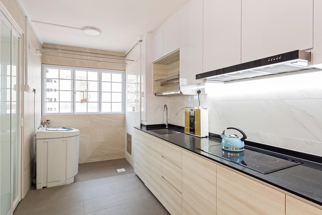 کابینت سفید و رنگ چوب روشن مات در آشپزخانه مدرن با بین کابینتی سفید و روکابینتی مشکی