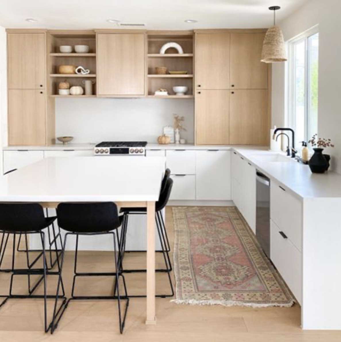 کابینت سفید و رنگ چوب روشن مات در آشپزخانه مدرن