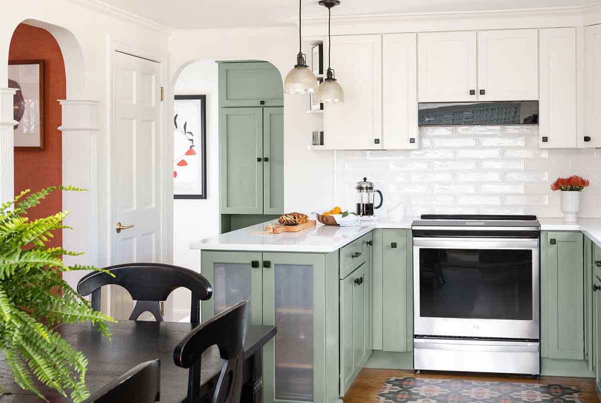 کابینت سبز سیج با کابینت سفید در آشپزخانه نئوکلاسیک با بین کابینتی آجری سفید