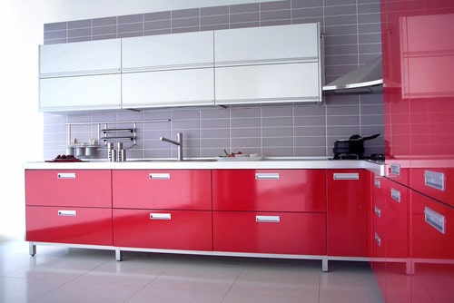 کابینت قرمز سفید ام دی اف های گلاس در دکوراسیون آشپزخانه مدرن با کاشی های بین کابینتی طوسی