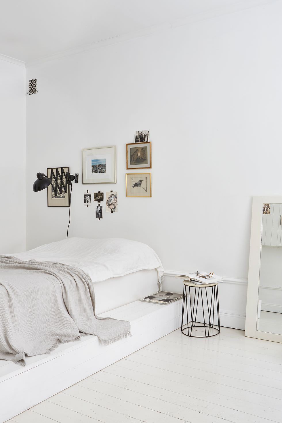دکوراسیون اتاق خواب مینیمال سفید با تخت بدون تاج باکس هتلی